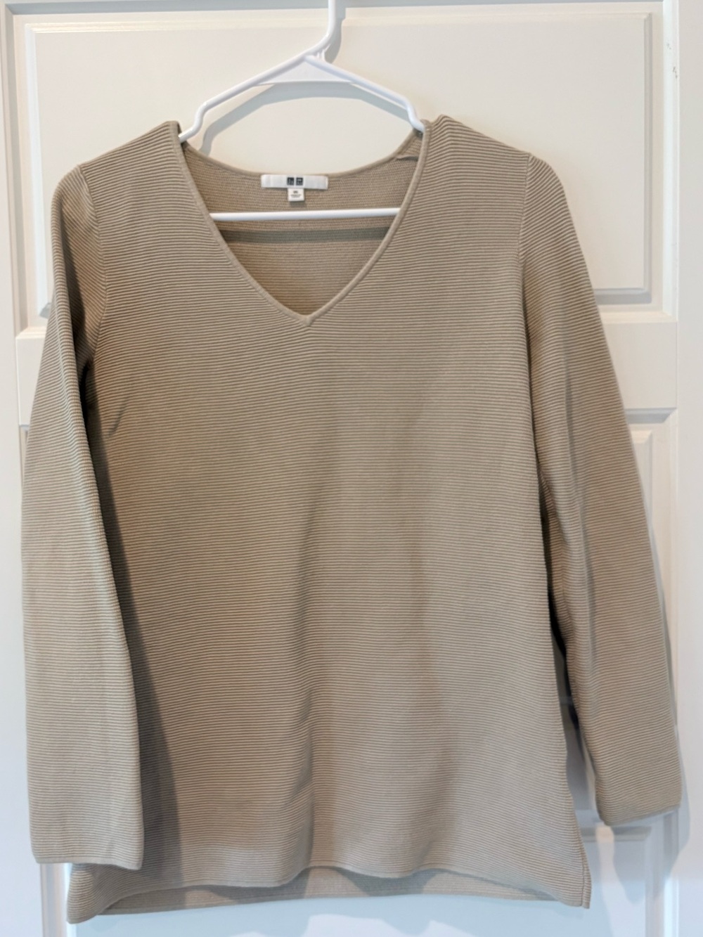 Uniqlo women’s Beige V‑Neck Ribbed Long Sleeve Top xs